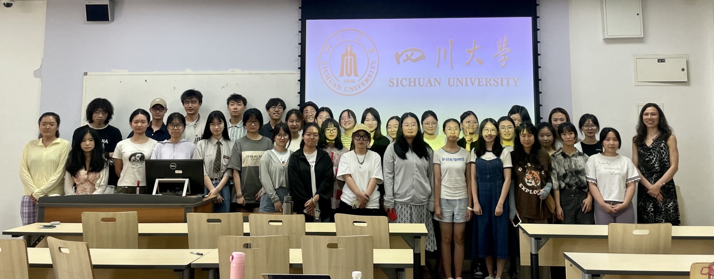 Professor Hsiao-Yun Chu surrounded of students from Sichuan University