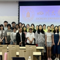 Professor Hsiao-Yun Chu surrounded of students from Sichuan University